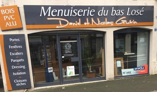 Magasin-Menuiserie-du-bas-losé-à-Domfront-dans-l'Orne